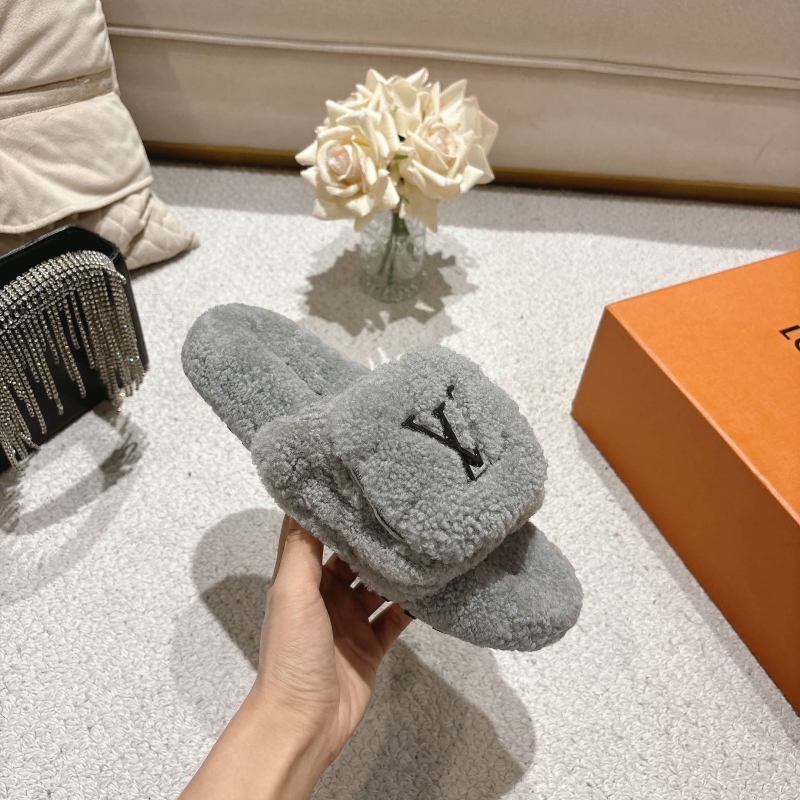 l0vis Vvtt0n slippers